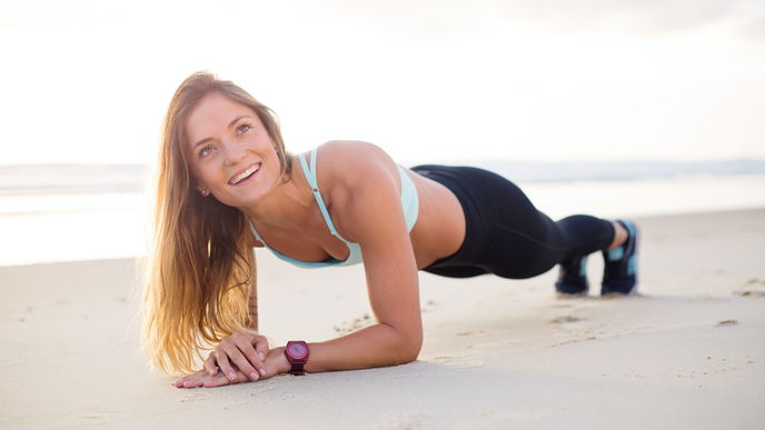 Fitness 2024: 4 Übungen straffen deinen Körper im Nullkommanix