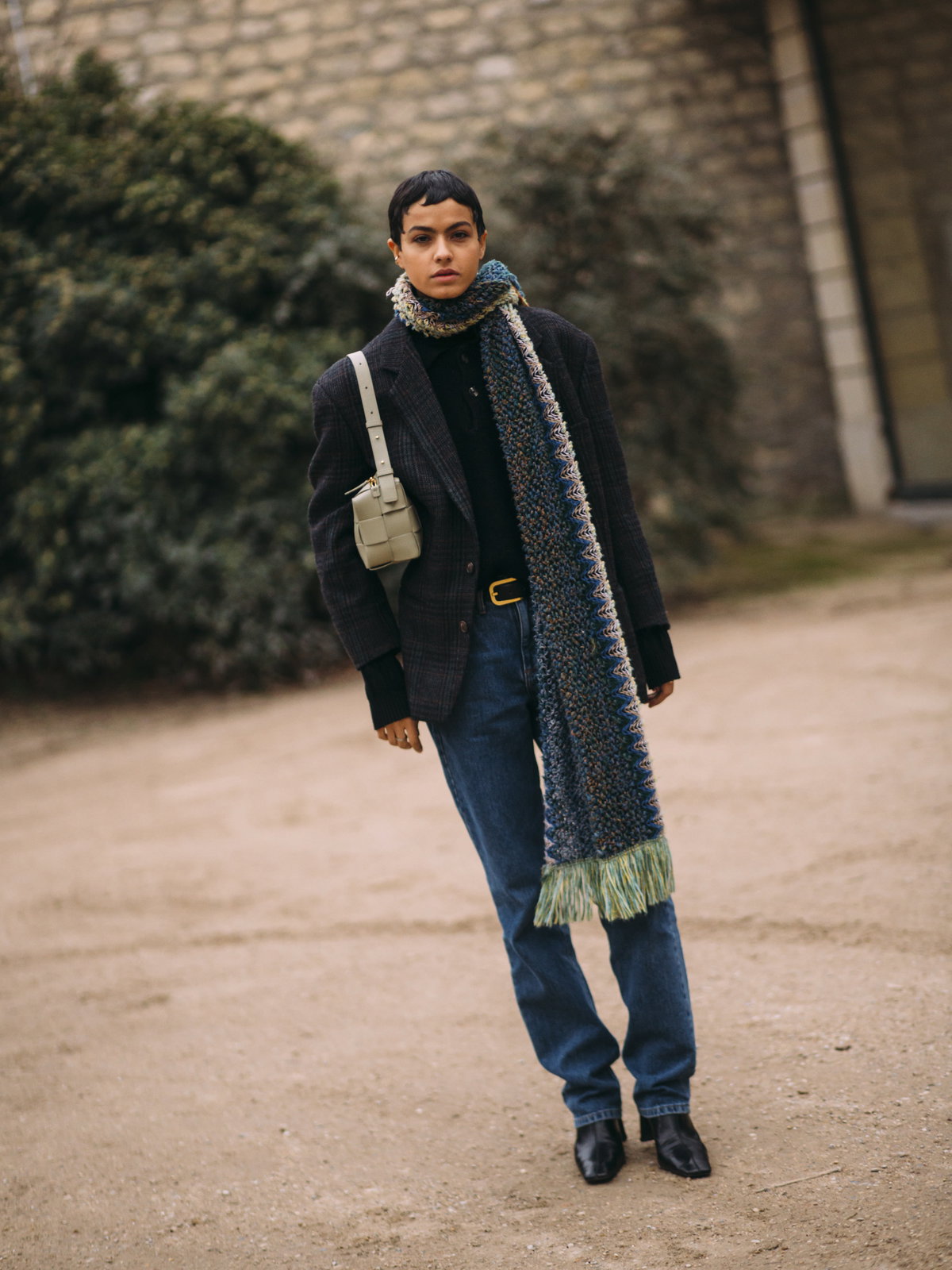 Frau trägt auf Paris Fashion Week Jeans