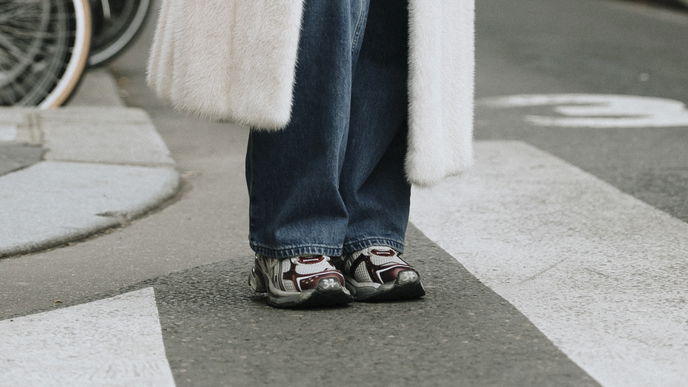 So solltest du Sneaker im Frühling 2024 auf keinen Fall tragen – 3 Fehler