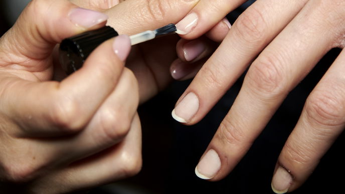 Nagel-Trends 2024: "Floating French Tips" sind ein Hingucker