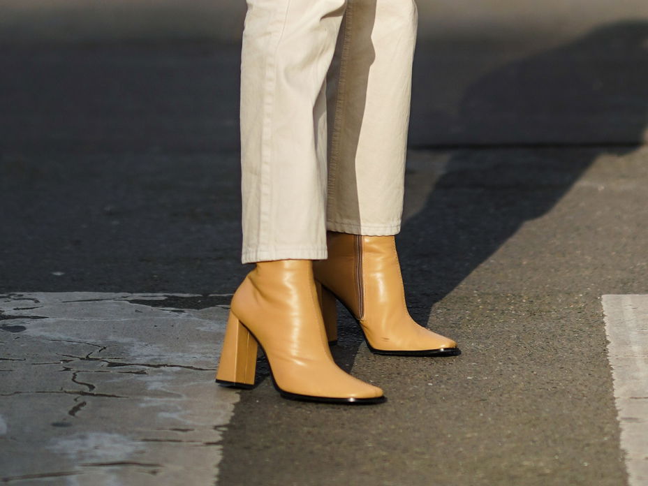 Frau trägt beige Boots