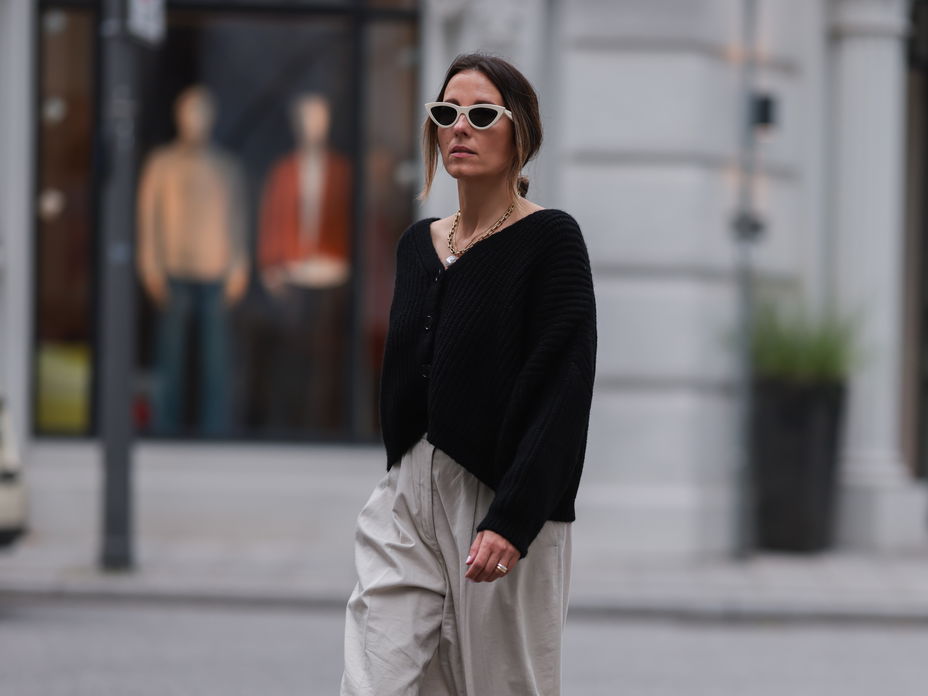Frau trägt Cardigan