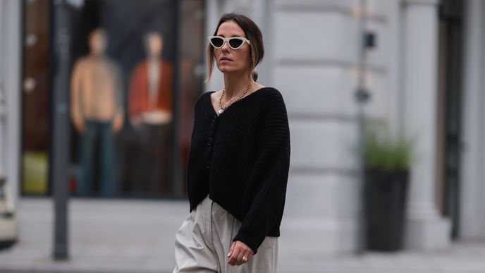 Styling-Trick: Französinnen tragen ihre Cardigans nur noch so 