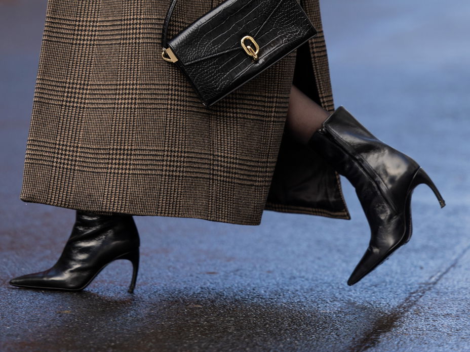 Frau trägt Stiefel mit Absatz