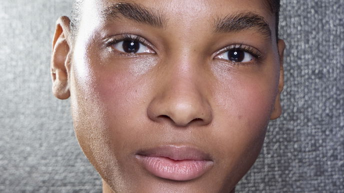 Das "Glazed Blush-Make-up" schenkt dem Gesicht optisch mehr Konturen