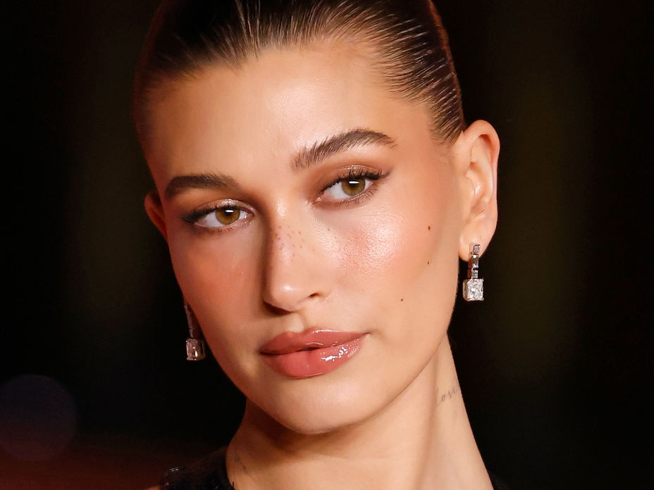 Mit den richtigen Produkten und Techniken kannst du den sanften Blush-Look à la Hailey Bieber problemlos selbst umsetzen.