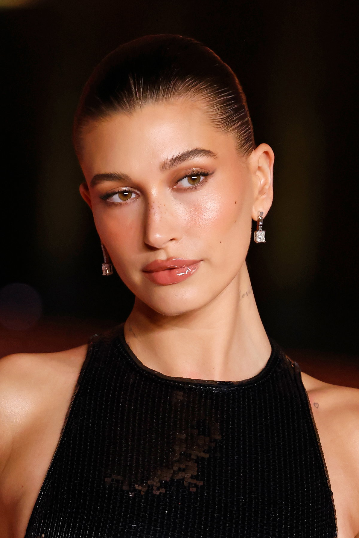 Mit den richtigen Produkten und Techniken kannst du den sanften Blush-Look à la Hailey Bieber problemlos selbst umsetzen.