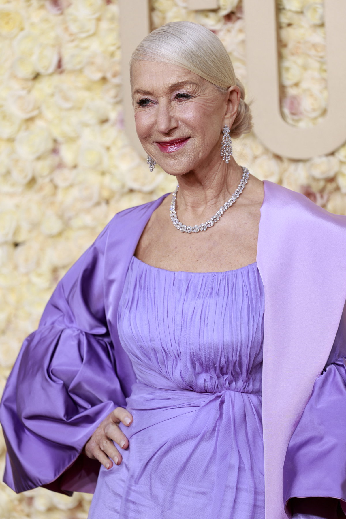 Helen Mirren entschied sich für die diesjährigen Golden Globes für einen Sleek Bun, den sie tief und mit einem Seitenscheitel stylte. Die Frisur kommt einfach nie aus der Mode, wirkt super-elegant und stahl ihren funkelnden Ohrringen nicht die Show.
