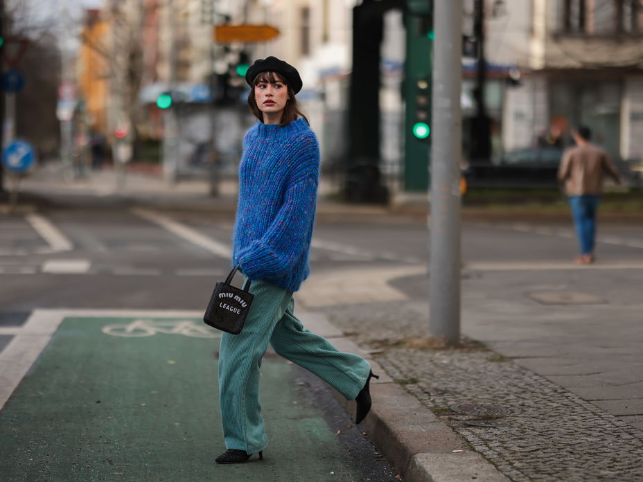 Lea Naumann in Strickpullover und Cordhose