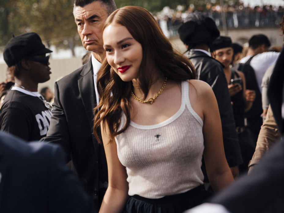 Lola Tung auf der Paris Fashion Week