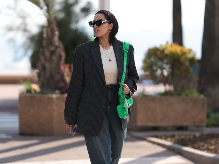 Frau in schwarzem Blazer