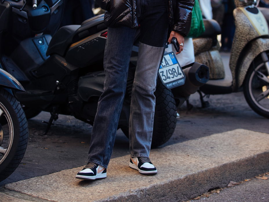 Model Mavi Sioli trägt Nike Dunk Sneaker mit Puffer Jacket und grauer Wide Leg Hose Streetstyle