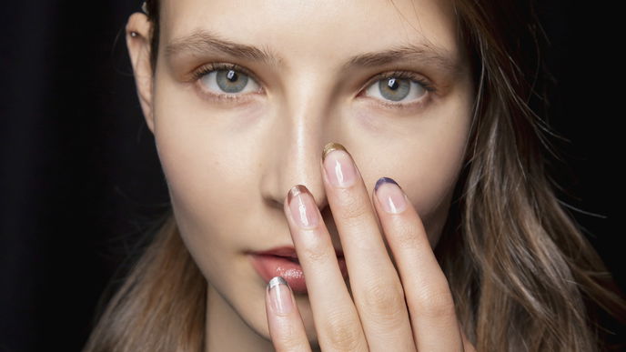Nagel-Trends 2024: "Slanted French Nails" verleihen einen besonderen Twist