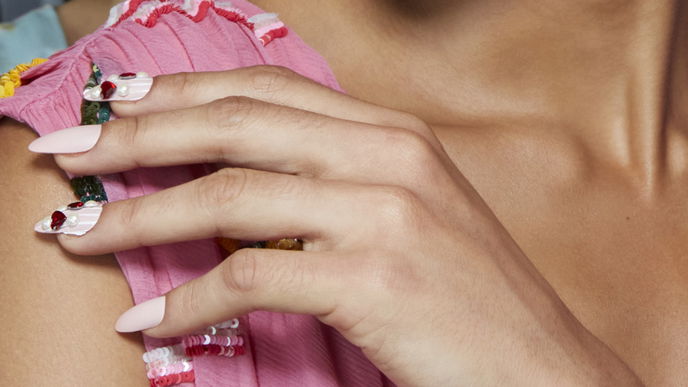 Nagel-Trends 2024: Die "Heart Drop Nails" tragen wir am Valentinstag