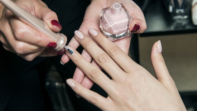 Nagel-Trend 2024: Mit den "Sheer Blush Nails" starten wir edel ins neue Jahr
