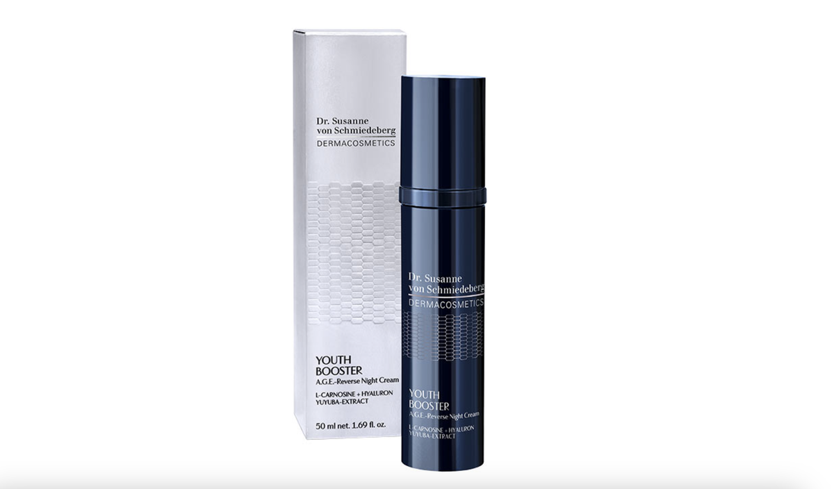 Benutzt du bereits eine Nachtcreme? Wenn nicht, wird es höchste Zeit! Unser Tipp ist die "YOUTH BOOSTER A.G.E.-Reverse Night Cream" von Dr. Susanne von Schmiedeberg . Warum wir uns ausgerechnet für dieses Produkt entschieden haben? Die reichhaltige Textur wirkt effektiv gegen Hautalterung und schenkt der Haut mehr Spannkraft. Zudem wird die Zellverzuckerung verlangsamt und wir profitieren von einem frischeren Teint am Morgen. Dabei ist das Produkt für alle Hauttypen geeignet.