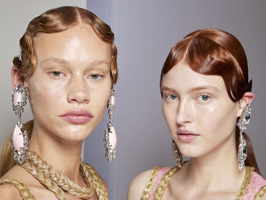 Frisuren-Trends: Nichts geht über schimmerndes Velvet Hair in dieser Saison – 3 Styling-Tipps