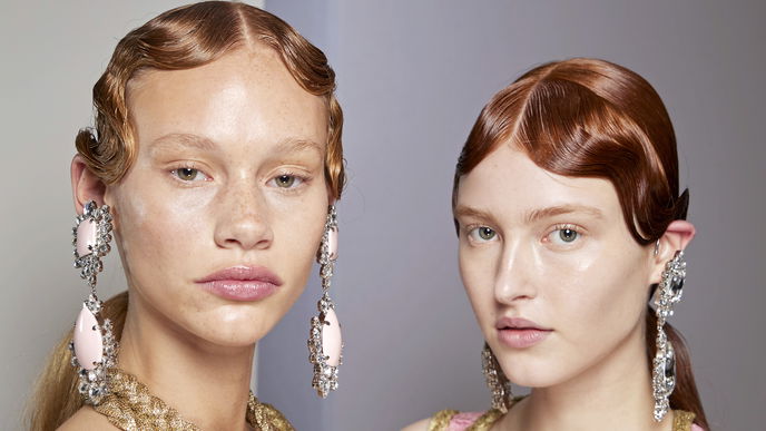 Frisuren-Trends 2024: Nichts geht über schimmerndes Velvet Hair in dieser Saison – 3 Styling-Tipps
