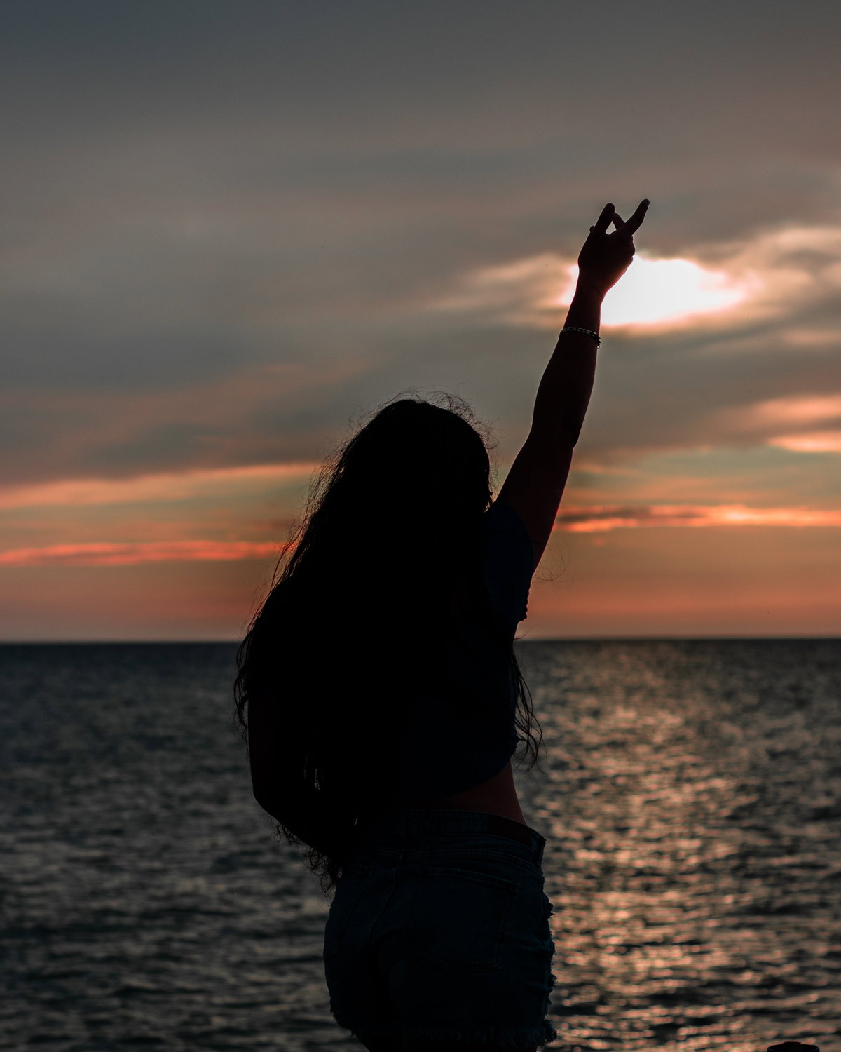 Silhouette einer Frau am See