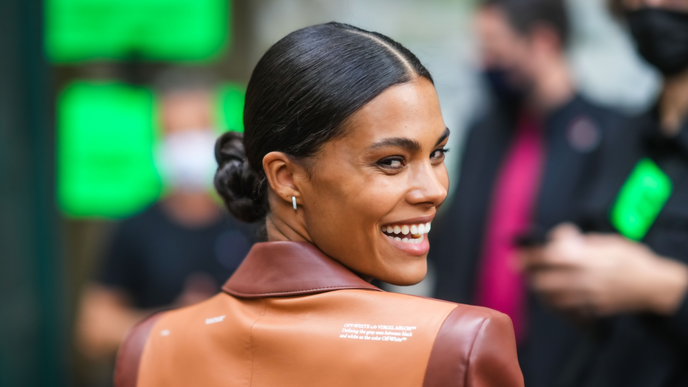 Stylische Frauen setzen auf diese einfache Frisur