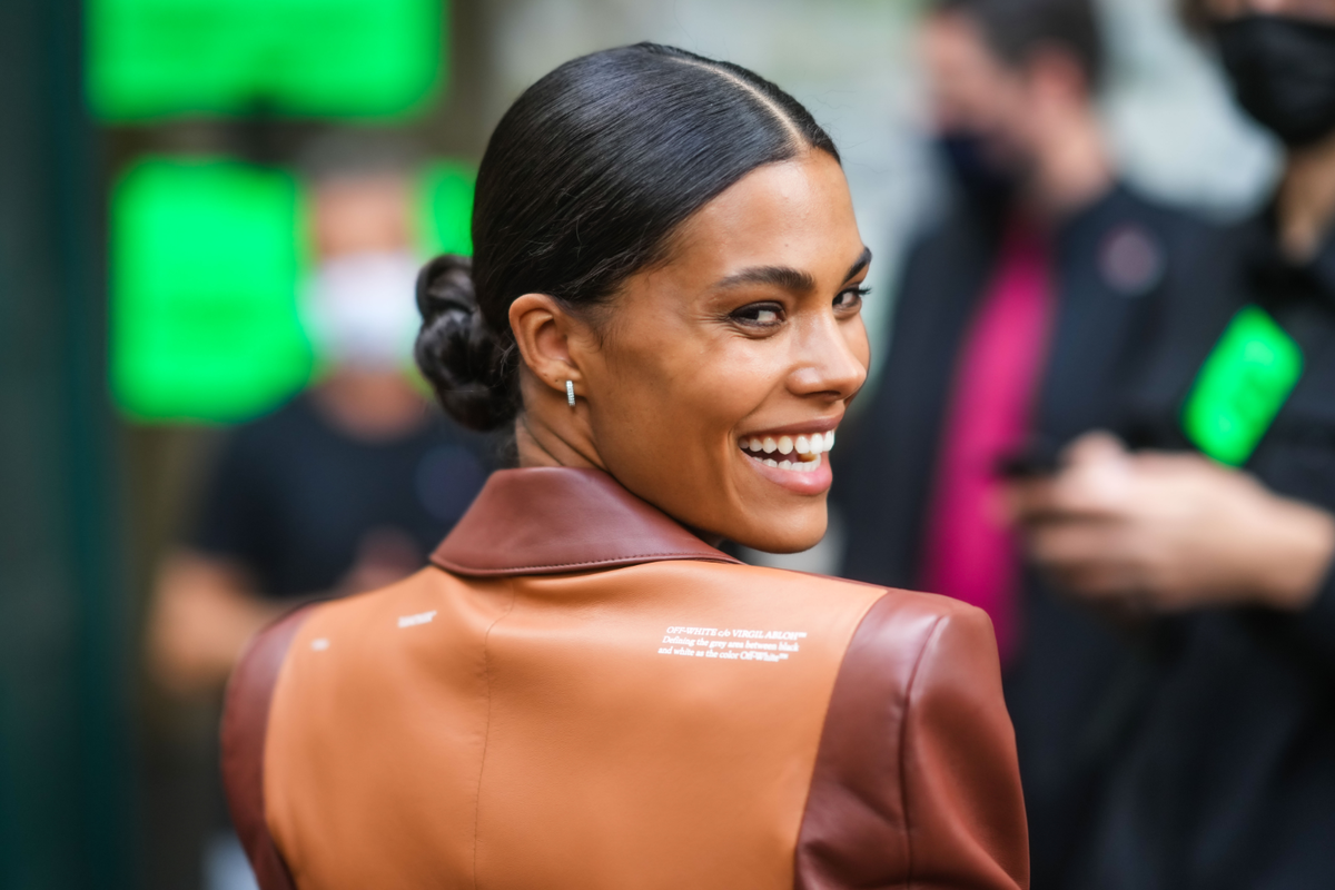 Frau mit Low Bun