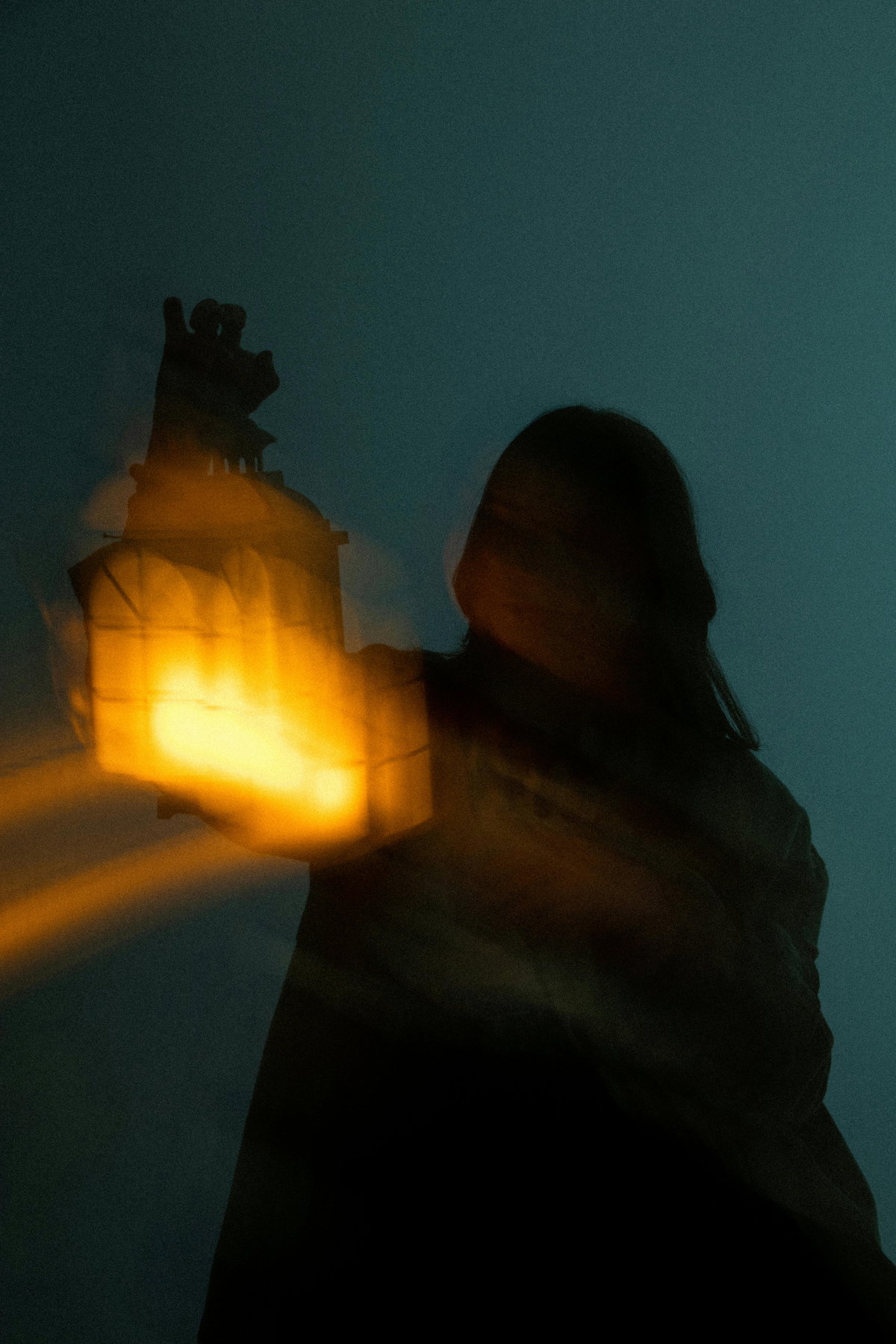 Frau hält Laterne in der Hand