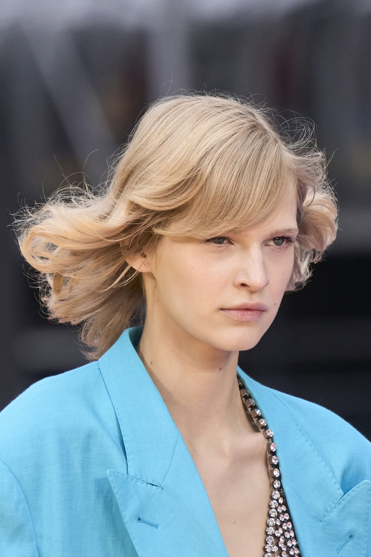 blonder Seitenscheitel
