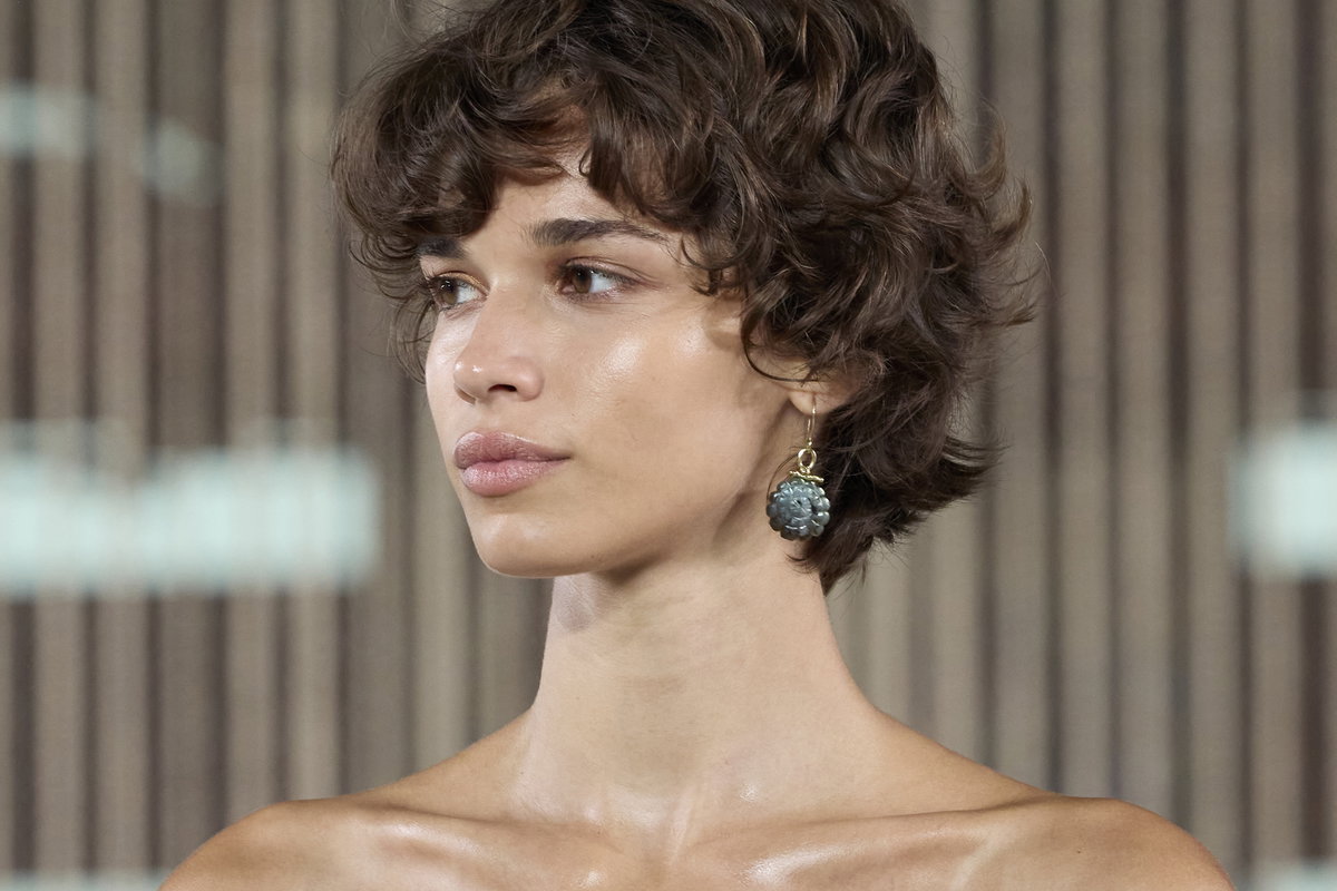 Frau mit Locken