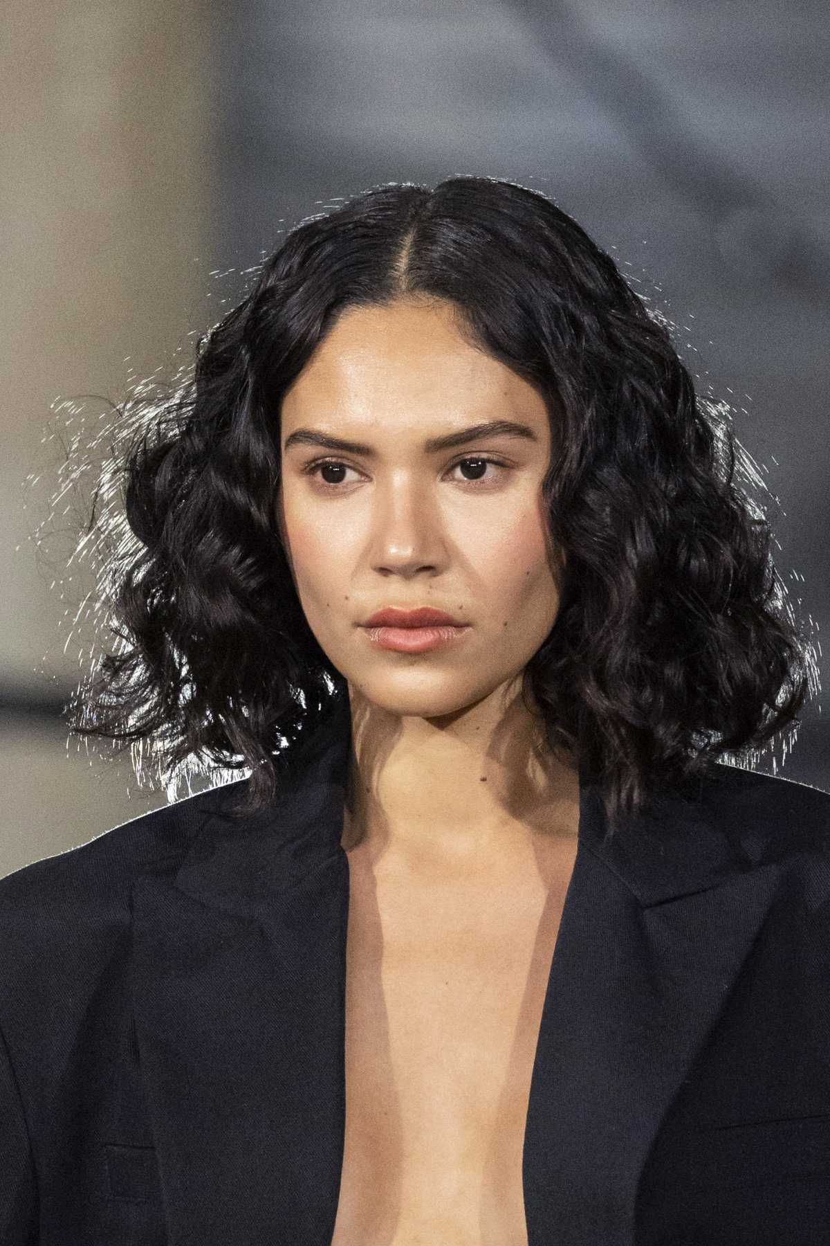 Model mit lockigem Bob