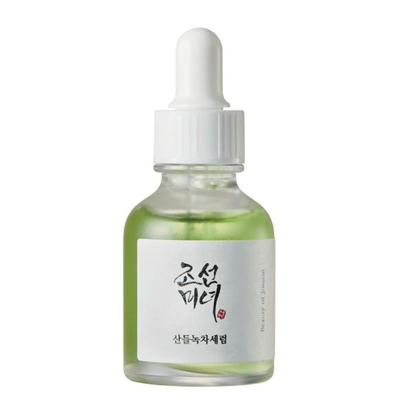 Das "Calming Serum Green Tea + Panthenol" von Beauty of Joseon ist aus unserer Skincare Routine nicht mehr wegzudenken und damit auch als Geschenk, vielleicht ja sogar für dich selber? Es lässt sich superleicht auftragen und zieht direkt in die Haut ein. Seitdem wir das Serum nutzen, ist der Teint glatter, klarer und gesünder. Das Beste? Es besteht ausschließlich aus natürlichen Inhaltsstoffen, hinterlässt keine unangenehme Fettspur und beruhigt meine sehr empfindliche Haut selbst bei der eisigen Kälte! We love!