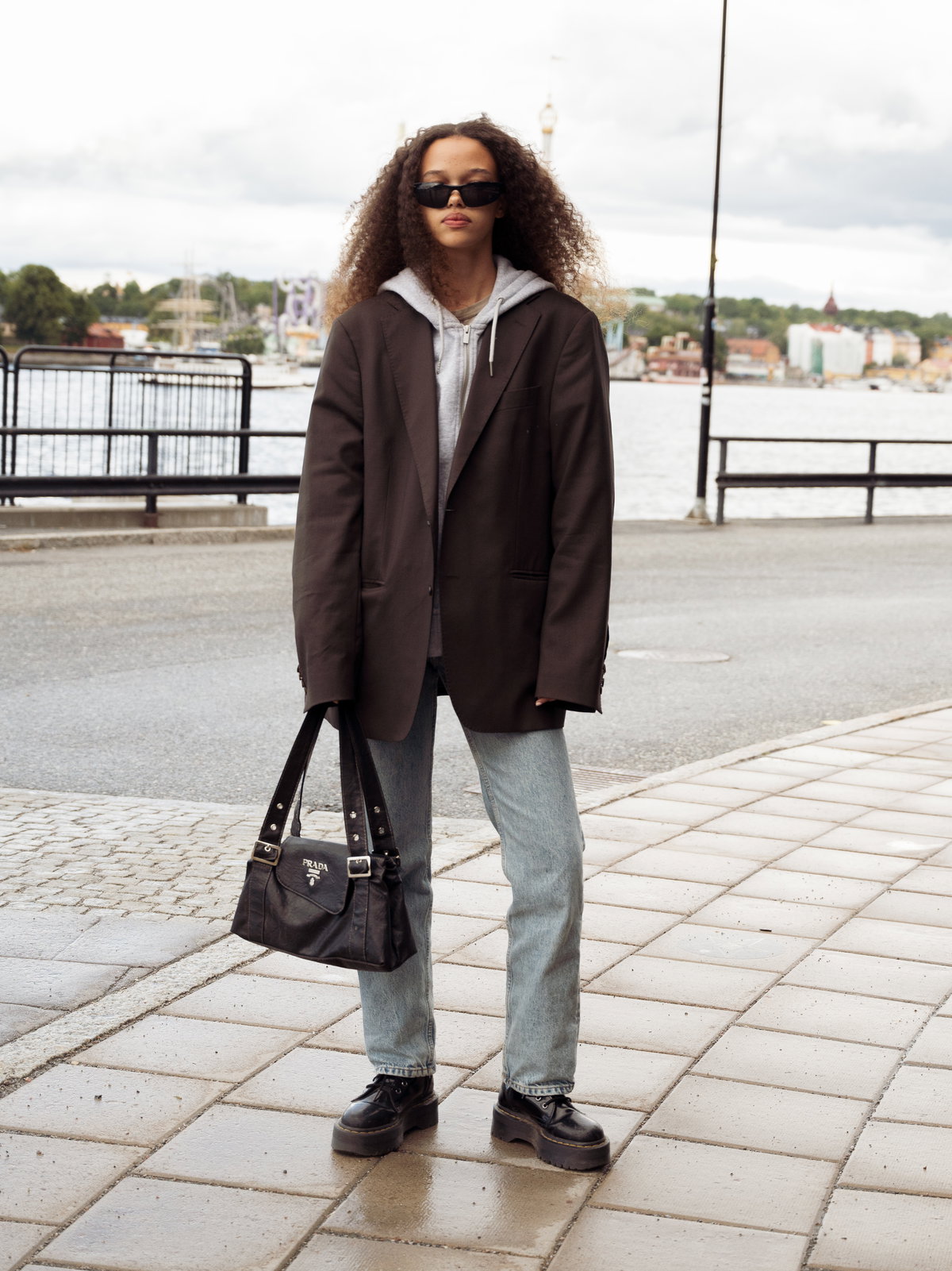 Model trägt schwarze Dr. Martens