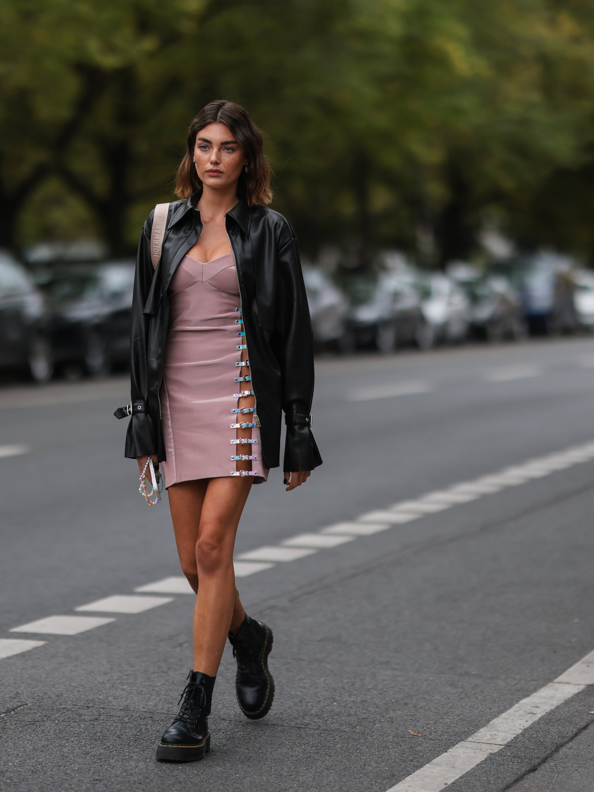 Frau mit Kleid und Dr. Martens