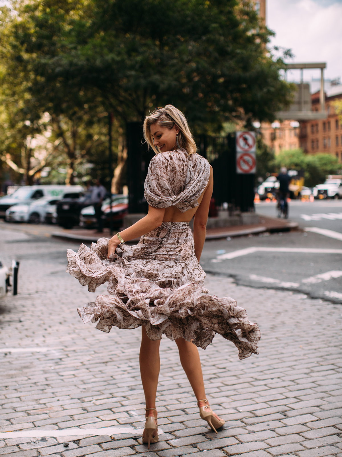 Frau in einem floralen Kleid