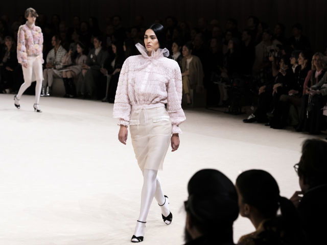 Model in weißer Strumpfhose bei Chanel
