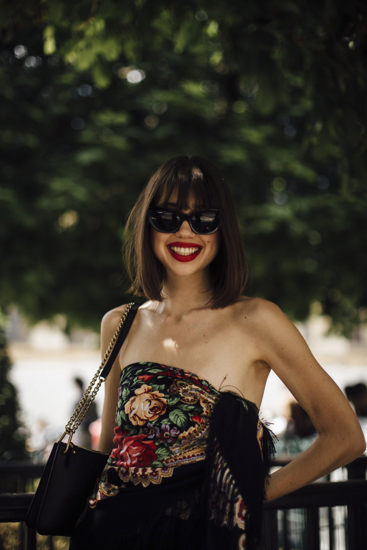 Frau stylt Long Bob