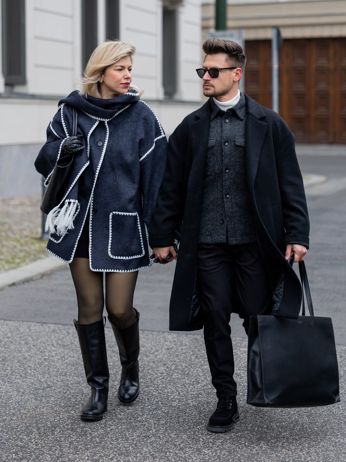 Frau trägt Strumpfhose und Stiefel