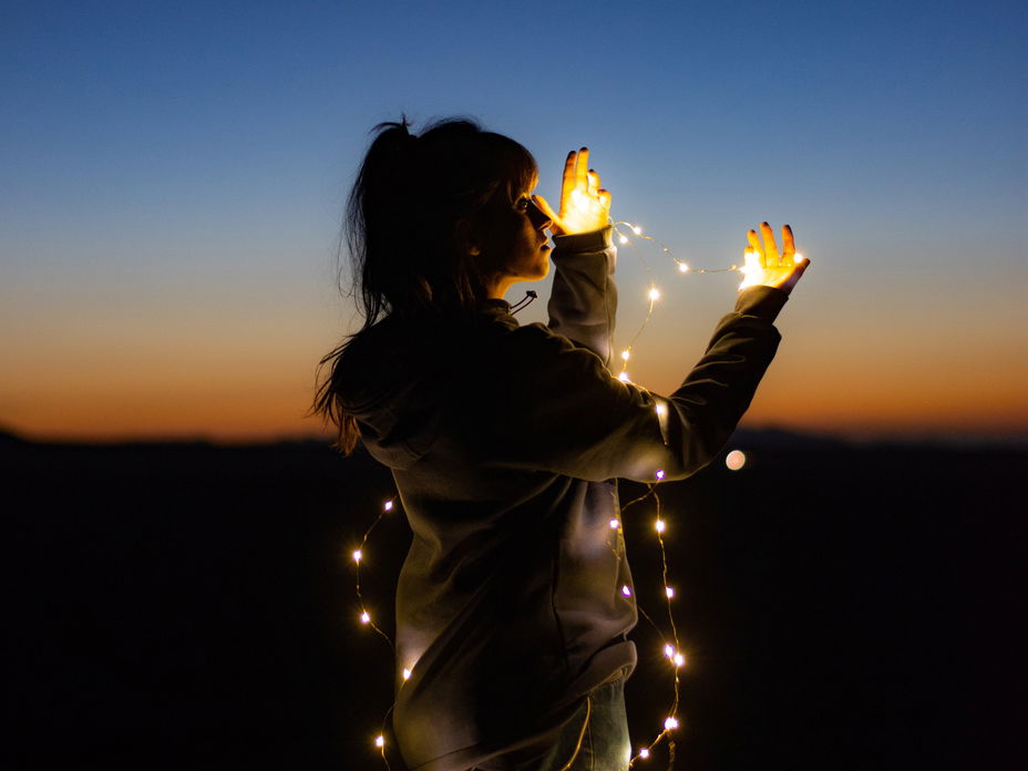 Frau mit Lichterkette