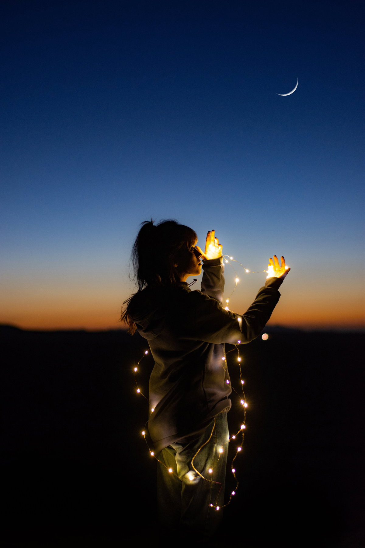 Frau mit Lichterkette