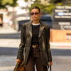 H&M: Diese Lederjacke sieht aus wie die von Hailey Bieber