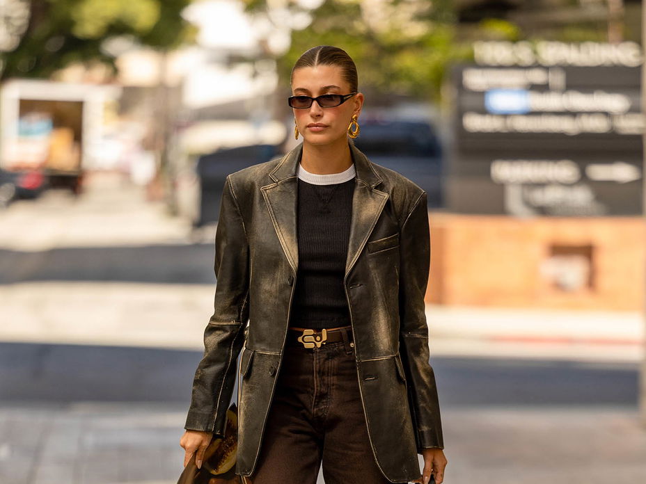 Hailey Bieber in einem Vintage-Lederblazer