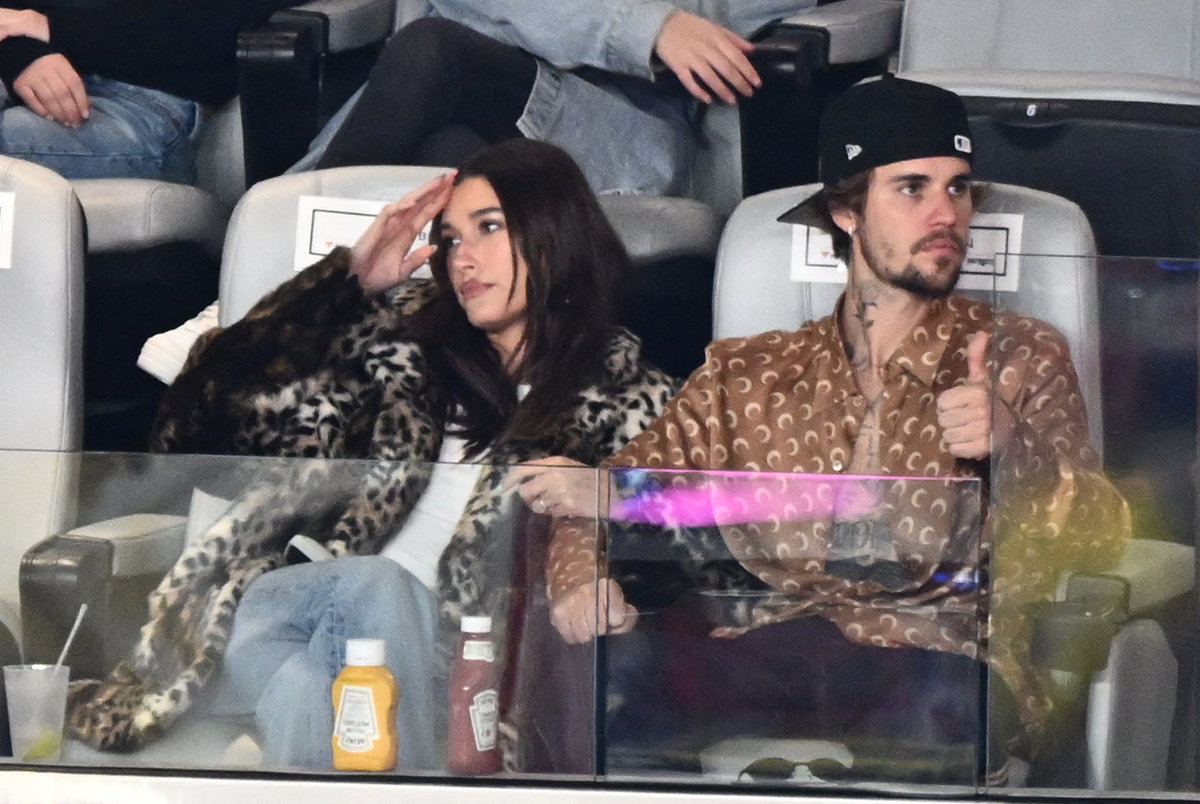 Was sehen wir denn da? Beim Super Bowl zog Hailey Bieber auf der Tribühne alle Blicke auf sich. Der Grund? Die Ehefrau von Justin Bieber trägt ihre Haare nun in einem superdunklen Braunton, der ihr hervorragend steht und Inspiration für unseren neuen Friseurtermin liefert.
