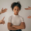 So steuern Hormone deine Stimmung im Laufe des Zyklus