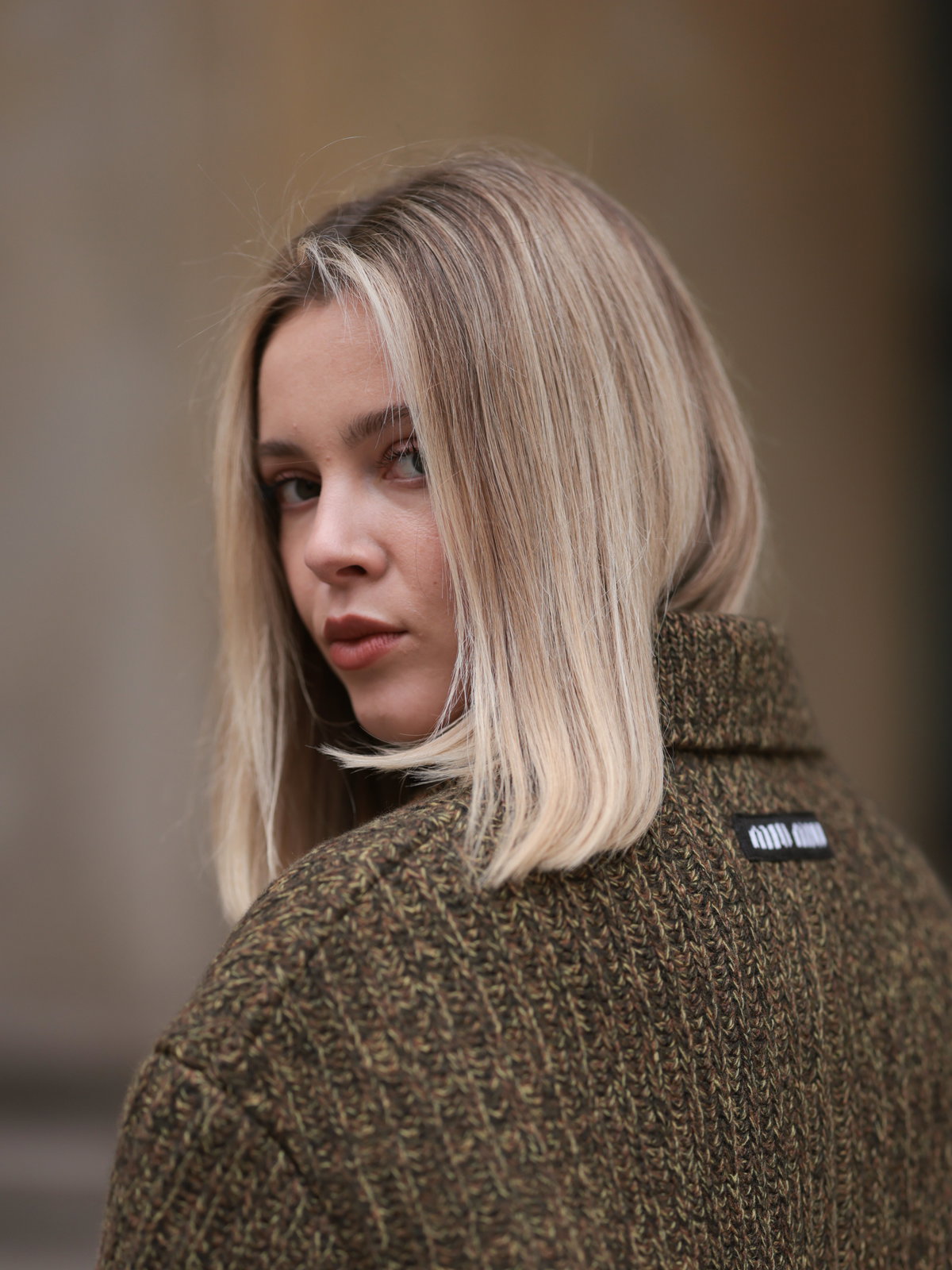 Frau hat blonden Long Bob