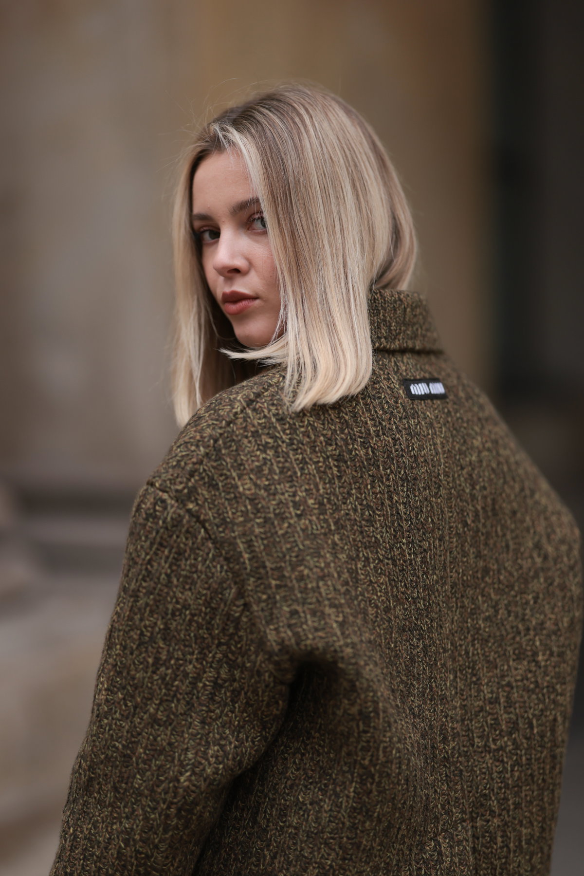 Frau hat blonden Long Bob