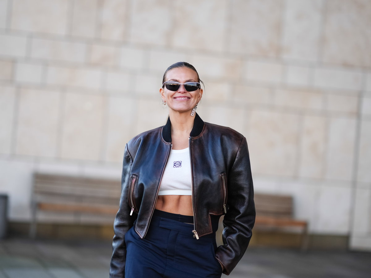 Janka Polliani in einer Lederjacke
