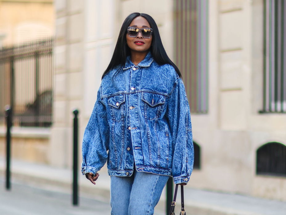 Carrole Sagba trägt Oversized-Jeansjacke