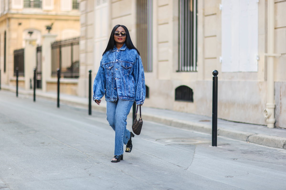 Carrole Sagba trägt Oversized-Jeansjacke