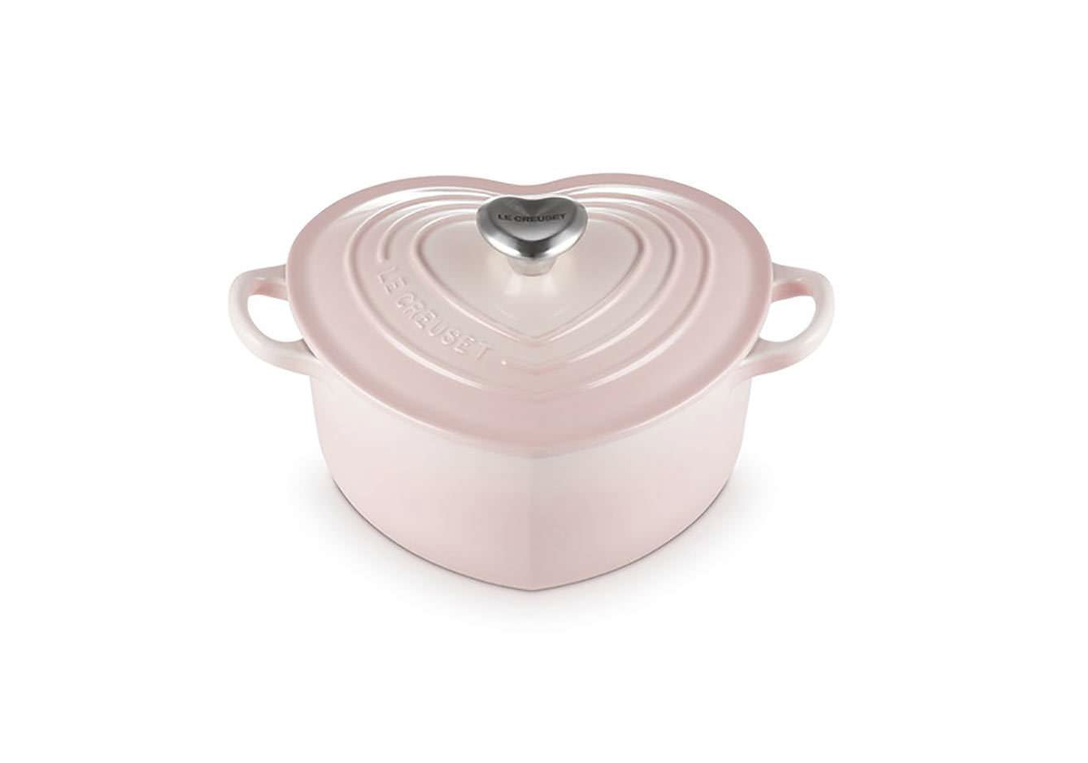 Liebe geht ja bekanntlich durch den Magen und da kommt ein Geschenk wie gerufen. Le Creuset hat passend zum Valentinstag einen super-süßen gusseisernen Topf im Sortiment, welcher nicht nur durch die Herzform und dem rosafarbenen Design überzeugt, sondern auch durch die Leistung. Dank seiner Herstellung aus Gusseisen verteilt sich die Hitze gleichmäßig für Geschmackserlebnisse – perfekt für Kochliebhaber und -liebhaberinnen.
