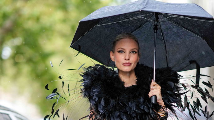 Dank diesem Drogerie-Haarspray überlebt unsere Frisur regnerisches Wetter