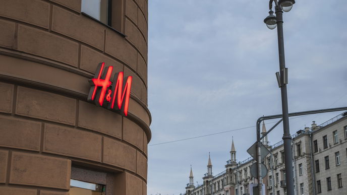 H&M-Outfit für unter 70 Euro: Diese Hose und Sneaker ergeben das Perfect Match!
